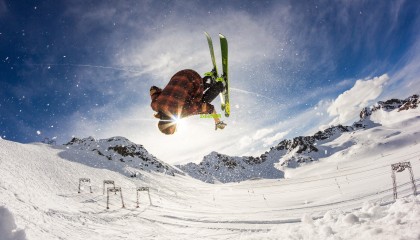 1xbet下载|梅西与穆勒对决记录引热议，美职联交锋史揭示赛场传奇的另一面